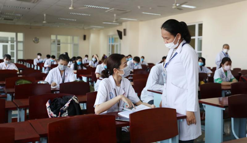 Điểm chuẩn y khoa và khối ngành sức khỏe 3 năm gần nhất: Cao, thấp ra sao? - Ảnh 1.