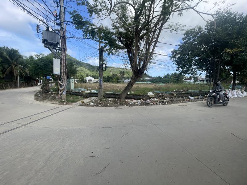 Nhiều công trình ở Nha Trang lộ 'không sắt' sau khi ngã đổ trong lũ- Ảnh 5.