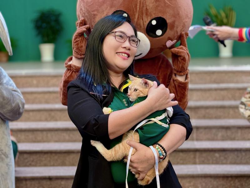 Từ mèo hoang thành 'chủ tịch': Mika khuấy đảo họp fan Thảo Cầm Viên Sài Gòn - Ảnh 2.