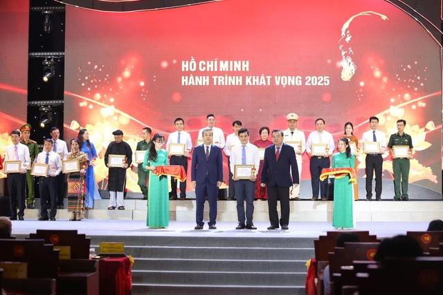 Tôn vinh gương điển hình học tập và làm theo gương Bác Hồ tại Tây Ninh - Ảnh 1.