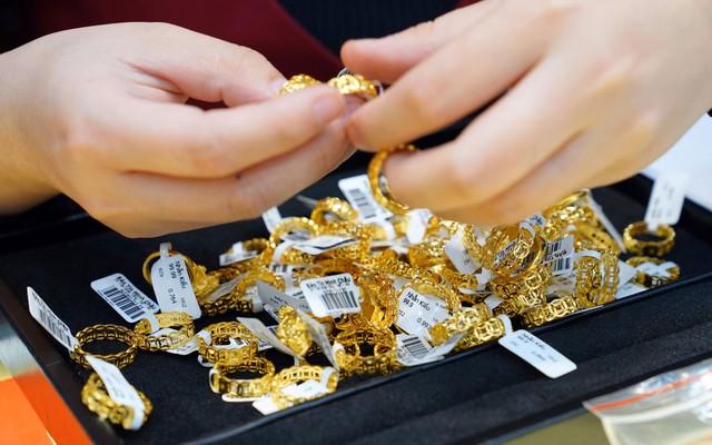 Giá vàng hôm nay 28.12.2025: Vàng nhẫn tăng vọt vượt mặt vàng miếng - Ảnh 1.
