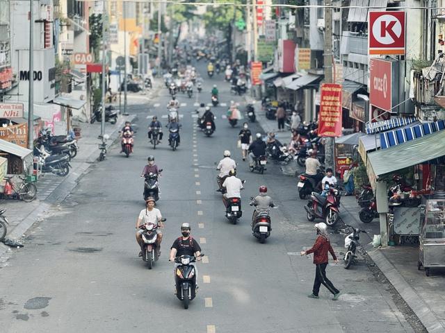 Triều cường TP.HCM hôm nay 5.12 gây ngập nhiều tuyến đường, thời tiết sắp se lạnh - Ảnh 2.