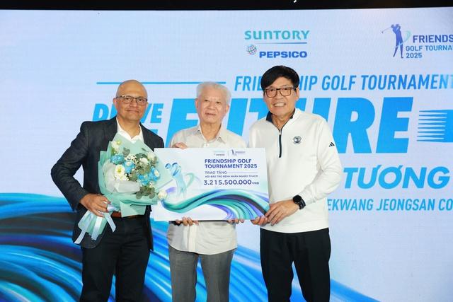 Hơn 3,2 tỉ đồng cho bệnh nhân nhi ung thư từ giải golf hữu nghị 2025- Ảnh 1.
