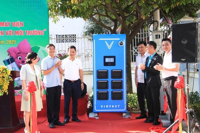 Phường đầu tiên của TP.HCM lắp trạm sạn, tủ đổi pin xe máy điện- Ảnh 1.