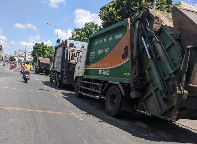 TP.HCM không đồng ý cho xe gom rác vào nội đô giờ cao điểm- Ảnh 1.