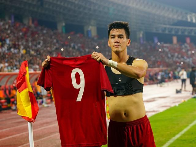 Dân mạng tò mò chiếc áo 'crop top' của Thanh Nhàn - Ảnh 3.