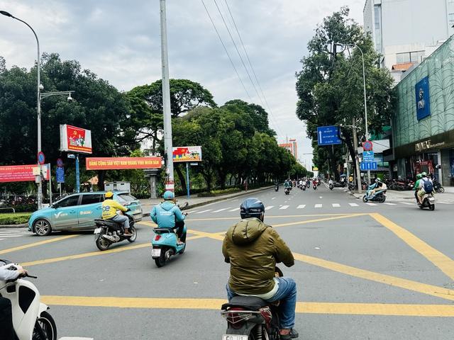 Vạch mắt võng kiểu đơn giản nằm giữa giao lộ TP.HCM có ý nghĩa gì?- Ảnh 1.