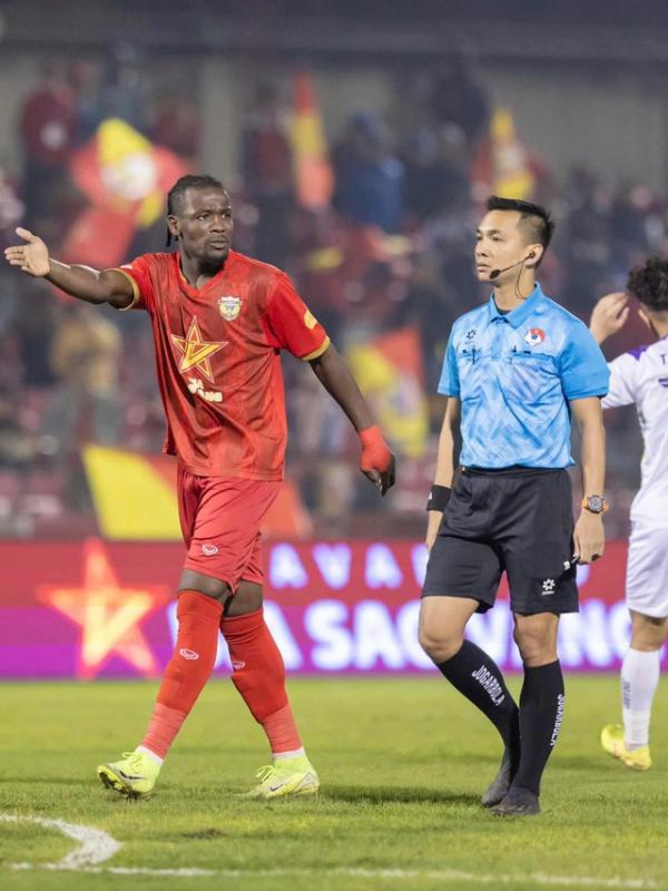 22 trọng tài và trợ lý trọng tài Việt Nam đạt chuẩn trọng tài FIFA năm 2026
- Ảnh 1.