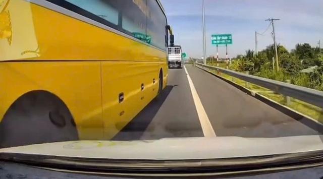 Tài xế chuyển làn ẩu trên cao tốc TP . HCM suýt gây tai nạn nghiêm trọng - Ảnh 1.