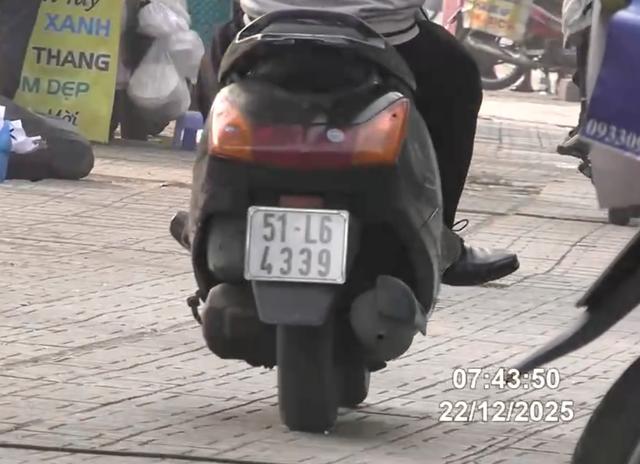 Tra cứu danh sách 107 xe máy đi trên vỉa hè Gò Vấp bị CSGT phạt nguội- Ảnh 2.