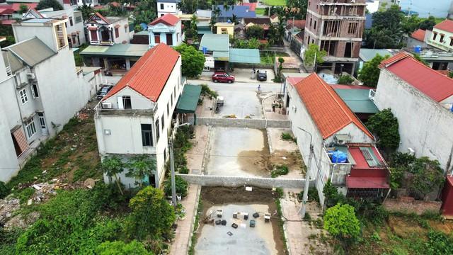 Chính quyền cam kết bồi thường đất và tháo dỡ tường rào tại xã Nga Sơn - Ảnh 2.