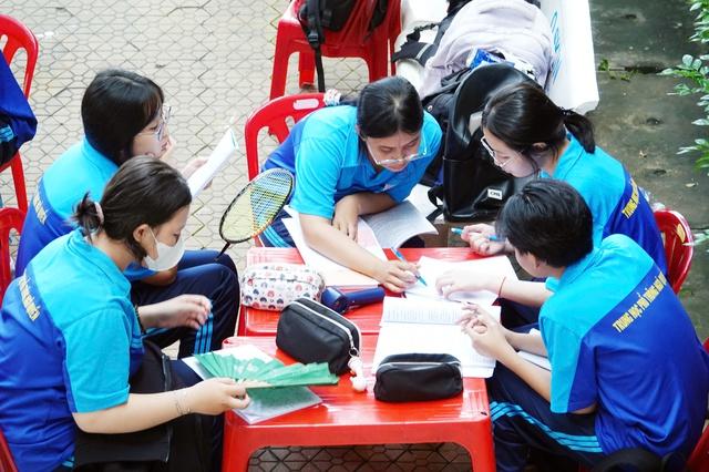 Singapore cấm học sinh dùng điện thoại từ đầu năm 2026, Việt Nam có nên áp dụng? - Ảnh 2.