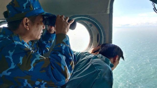 Chủ tịch nước tặng Huân chương dũng cảm cho hai ngư dân Lý Sơn cứu người trong bão- Ảnh 2.