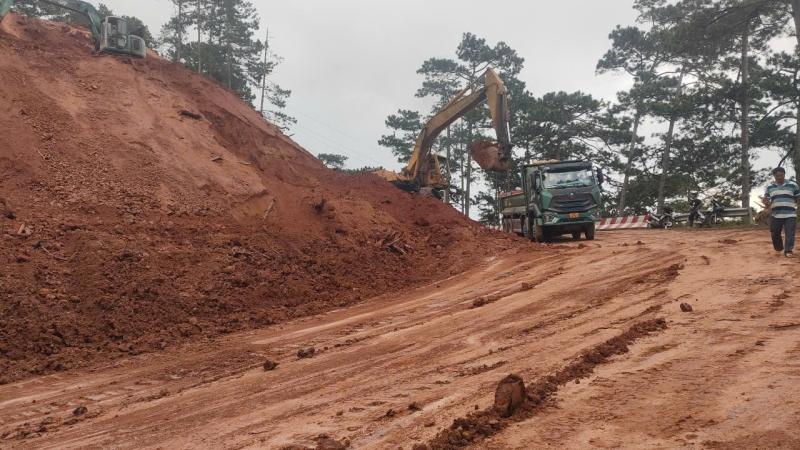 Cận cảnh cầu Đơn Dương QL27 bị hư hỏng sau lũ lịch sử  - Ảnh 3.