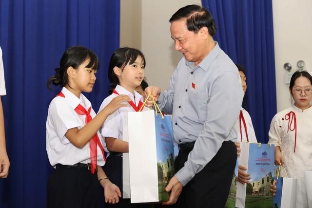 Phó chủ tịch Quốc hội Nguyễn Khắc Định thăm trường học và Bệnh viện tại khánh hòa - Ảnh 1.
