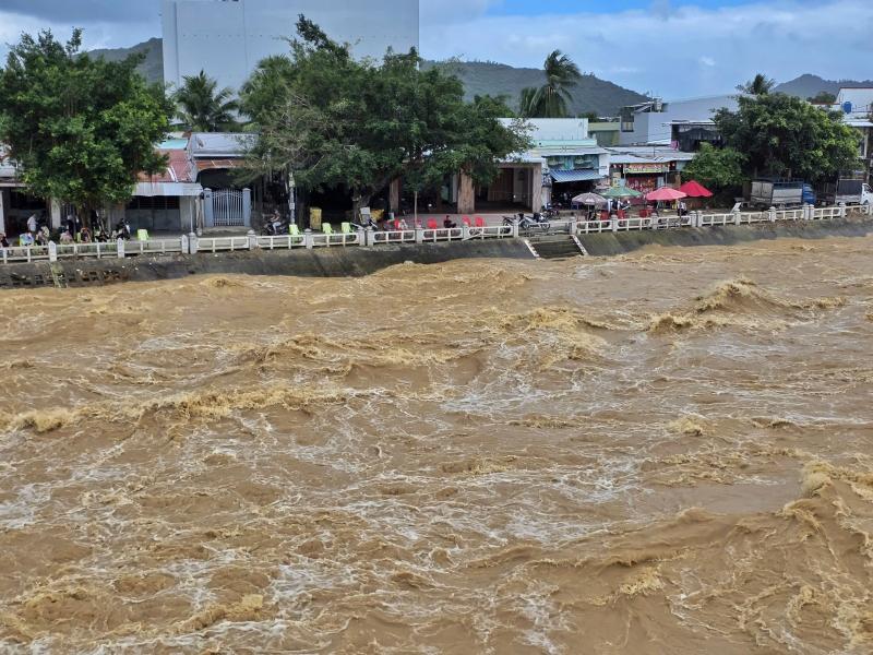 Khánh hòa: Nha Trang chạy lụt lần 4 do xả hồ chứa Am Chúa và Đắc Lộc - Ảnh 8.