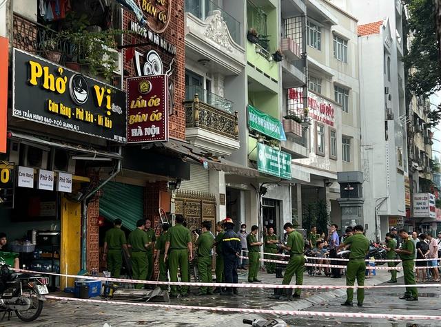 Cháy quán ăn 4 người tử vong: 'Cánh tay yếu ớt vẫy gọi rồi vụt mất' - Ảnh 1.