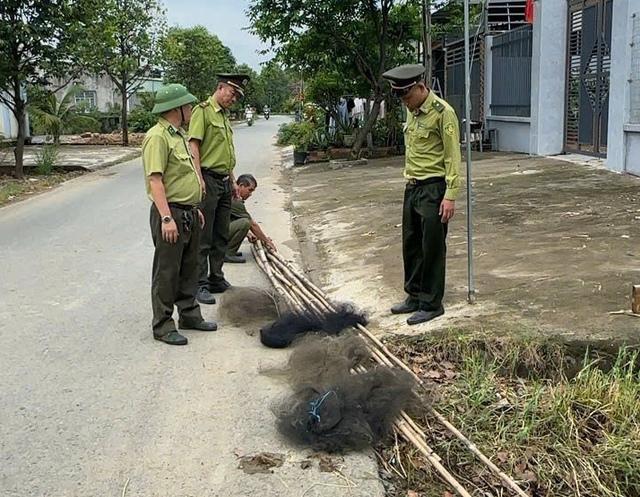 Cấp tốc tháo gỡ hàng trăm mét bẫy lưới các loài chim hoang dã ở TP.HCM  - Ảnh 2.