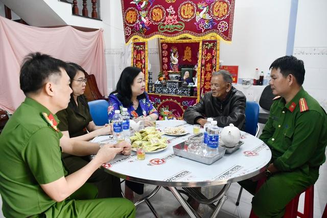 'Tim tôi như thắt lại': Nén nỗi đau riêng, chiến sĩ công an lao vào cứu dân giữa lũ dữ - Ảnh 1.