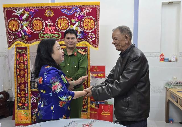'Tim tôi như thắt lại': Nén nỗi đau riêng, chiến sĩ công an lao vào cứu dân giữa lũ dữ - Ảnh 2.