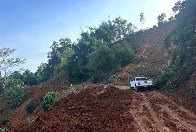 Xe cộ được lưu thông qua đèo Gia Bắc sau 5 ngày tê liệt do sạt lở - Ảnh 1.