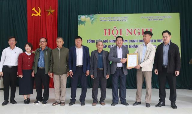 Trao giấy chứng nhận VietGAP cho hộ dân trồng bưởi xã Mê Linh- Ảnh 1.