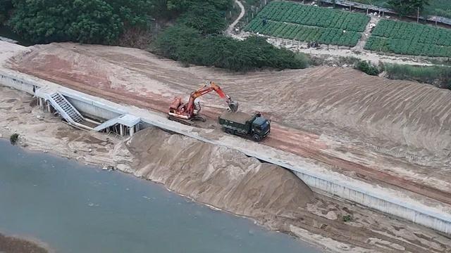 Công an điều tra việc khai thác cát trái phép tại công trình kè ở Quảng Ngãi - Ảnh 1.