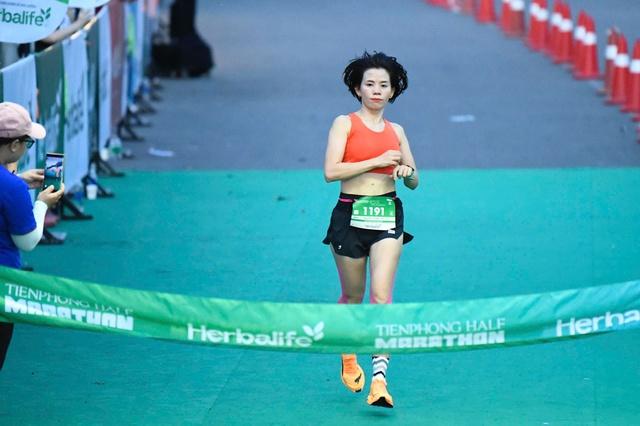 Nữ VĐV tạo ấn tượng ở giải Tiền Phong Half Marathon vì lý do đặc biệt- Ảnh 1.