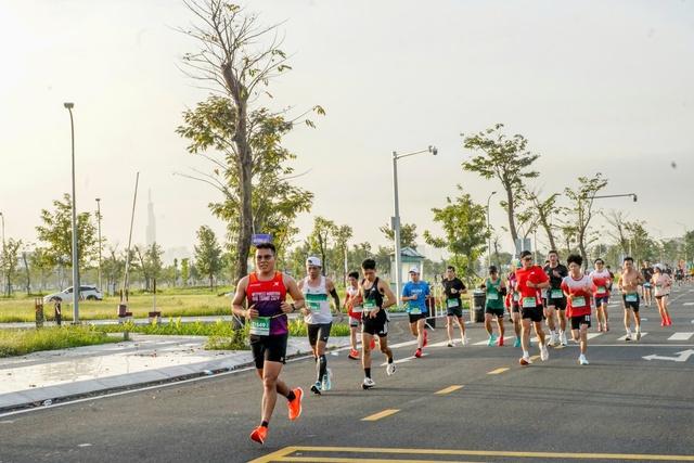 Nữ VĐV tạo ấn tượng ở giải Tiền Phong Half Marathon vì lý do đặc biệt- Ảnh 4.