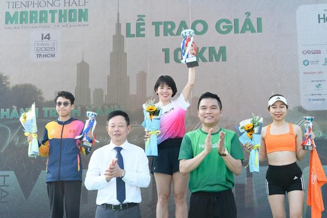 Nữ VĐV tạo ấn tượng ở giải Tiền Phong Half Marathon vì lý do đặc biệt- Ảnh 2.