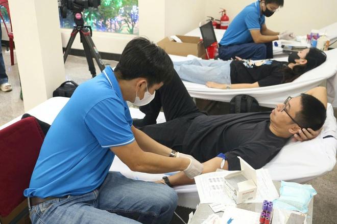Tổng giám mục giáo phận TP.HCM kêu gọi hiến máu ở nhà thờ Đức Bà - Ảnh 6.