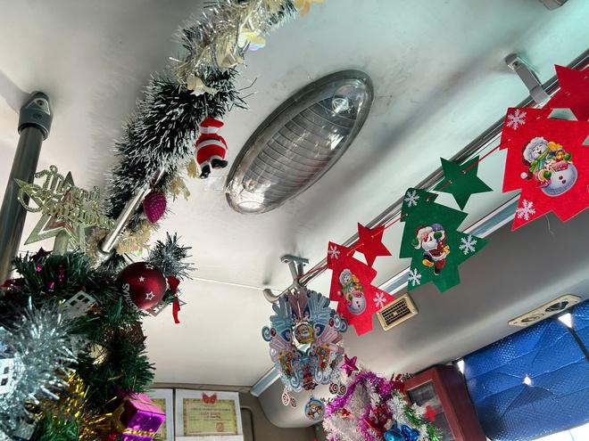 Độc lạ chiếc xe buýt trang trí Noel, tiếp viên phát kẹo miễn phí cho khách - Ảnh 2.