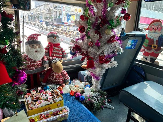 Độc lạ chiếc xe buýt trang trí Noel, tiếp viên phát kẹo miễn phí cho khách - Ảnh 4.