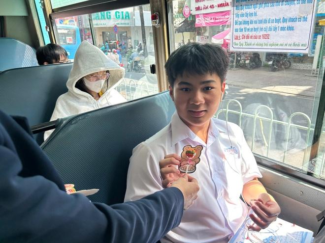 Độc lạ chiếc xe buýt trang trí Noel, tiếp viên phát kẹo miễn phí cho khách - Ảnh 9.