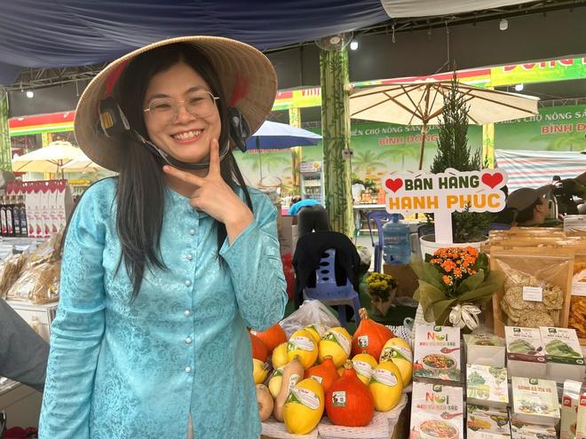 Không còn cảnh 'trên bến dưới thuyền', chợ phiên cận tết tại TP.HCM liệu còn tấp nập? - Ảnh 1.
