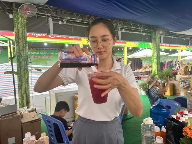 Không còn cảnh 'trên bến dưới thuyền', chợ phiên cận tết tại TP.HCM liệu còn tấp nập? - Ảnh 2.