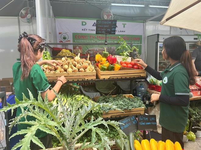 Không còn cảnh 'trên bến dưới thuyền', chợ phiên cận tết tại TP.HCM liệu còn tấp nập? - Ảnh 10.