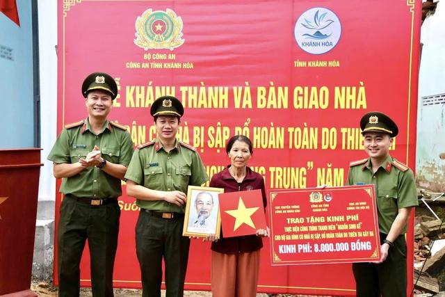 'Chiến dịch Quang Trung': Công an Khánh Hòa bàn giao căn nhà thứ 11 cho người dân  - Ảnh 2.
