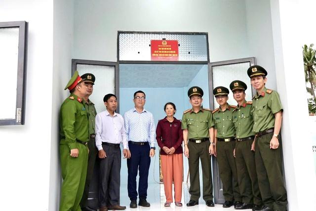 'Chiến dịch Quang Trung': Công an Khánh Hòa bàn giao căn nhà thứ 11 cho người dân  - Ảnh 1.