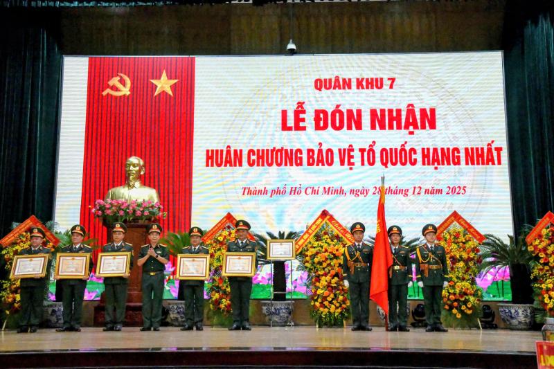 Đại tướng Phan Văn Giang trao Huân chương Bảo vệ Tổ quốc hạng nhất cho Quân khu 7- Ảnh 2.