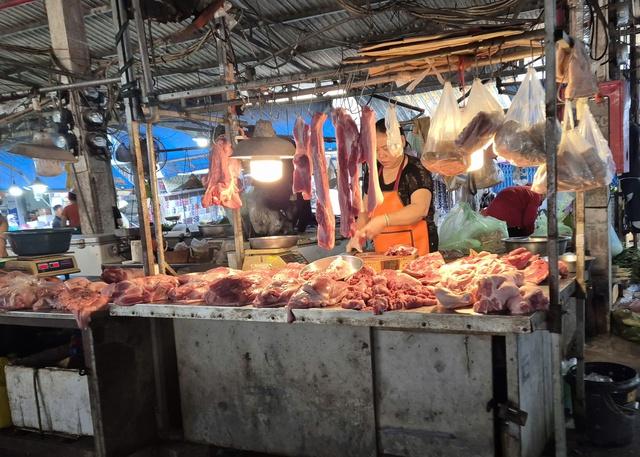 Cuối năm, giá thịt heo ở chợ tăng, người trẻ xoay xở thế nào? - Ảnh 1.