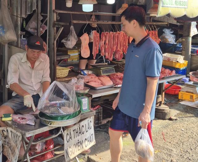 Cuối năm, giá thịt heo ở chợ tăng, người trẻ xoay xở thế nào? - Ảnh 4.