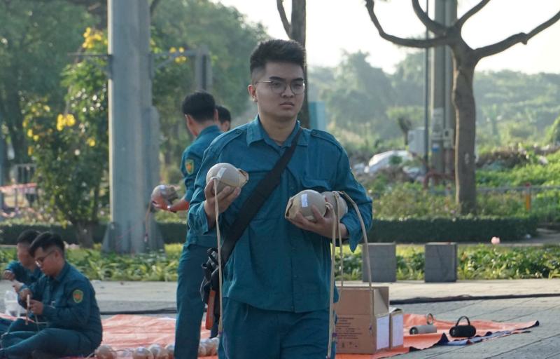 Cận cảnh ‘trận địa’ 1.260 quả pháo hoa chờ giao thừa ở trung tâm TP.HCM  - Ảnh 2.