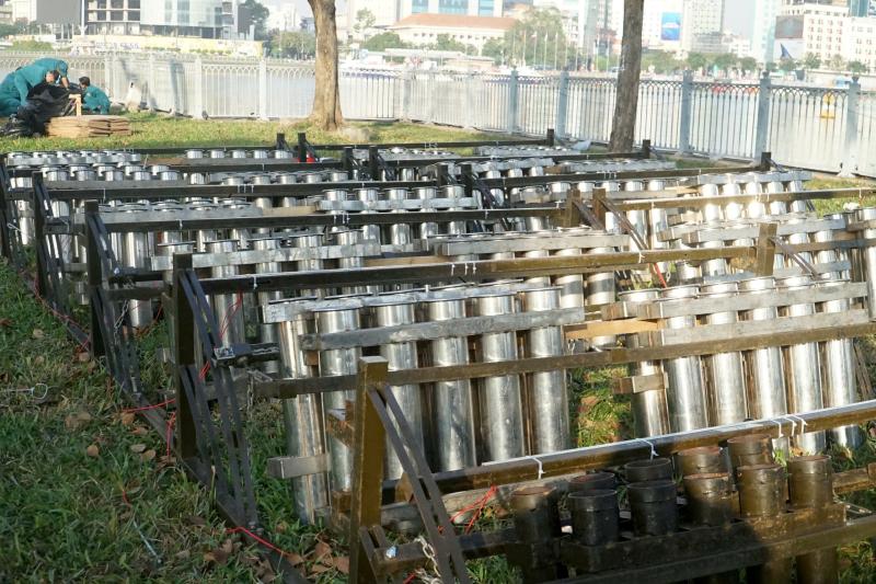 Cận cảnh ‘trận địa’ 1.260 quả pháo hoa chờ giao thừa ở trung tâm TP.HCM  - Ảnh 1.