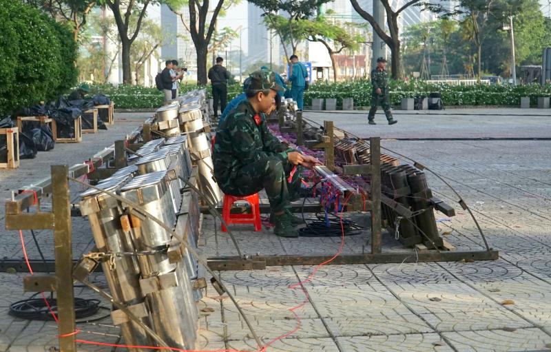 Cận cảnh ‘trận địa’ 1.260 quả pháo hoa chờ giao thừa ở trung tâm TP.HCM  - Ảnh 3.