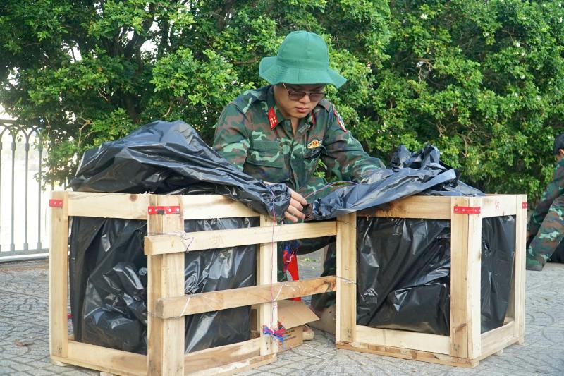 Cận cảnh ‘trận địa’ 1.260 quả pháo hoa chờ giao thừa ở trung tâm TP.HCM  - Ảnh 4.
