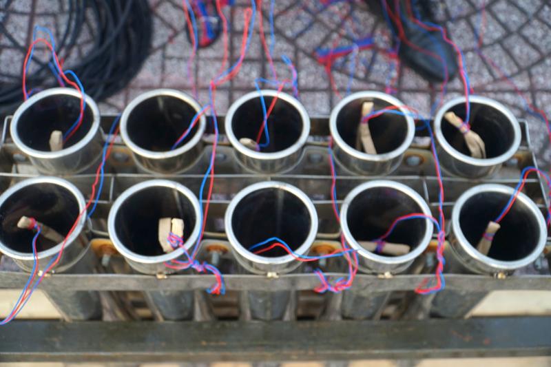 Cận cảnh ‘trận địa’ 1.260 quả pháo hoa chờ giao thừa ở trung tâm TP.HCM  - Ảnh 8.