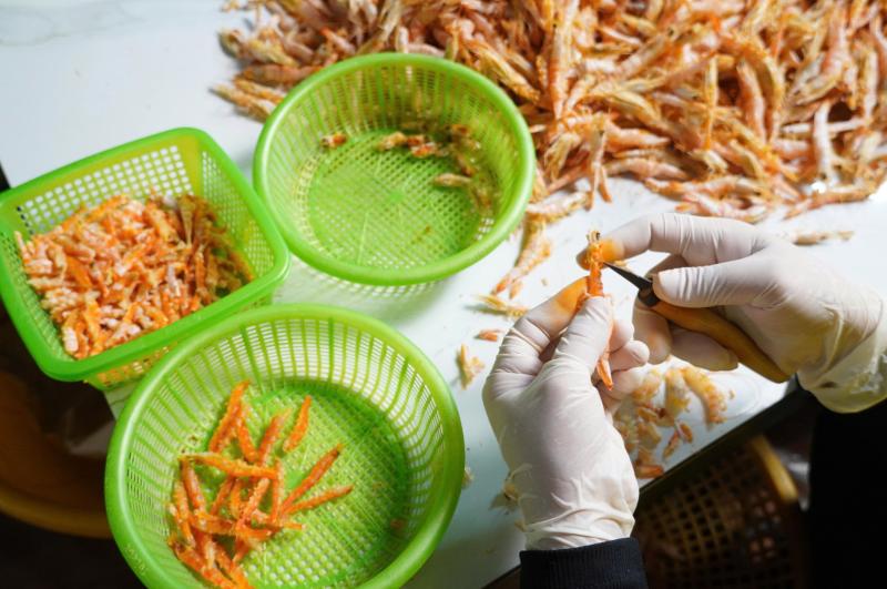 Dáng tôm khác biệt tạo nên tôm khô móng chim giá 1,5 triệu đồng/kg- Ảnh 3.