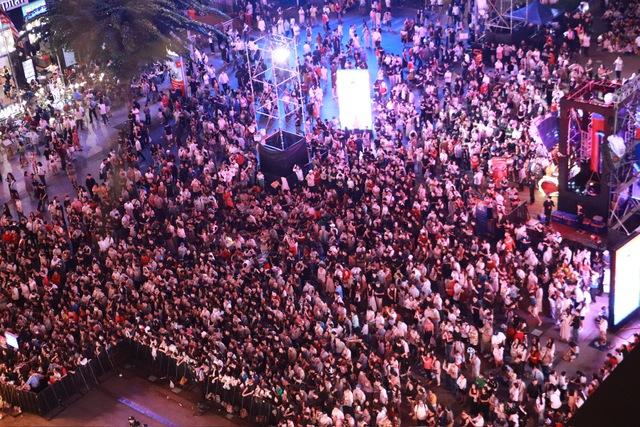 Tết Dương lịch 2026: Khách Tây gửi lời chúc bình an đến người Việt - Ảnh 1.