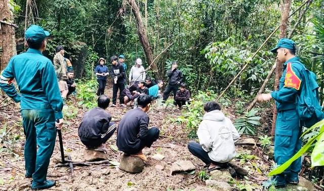 Đà Nẵng: Đột kích rừng Xai Chức, phát hiện đường hầm 'vàng tặc' dài 100 m- Ảnh 1.